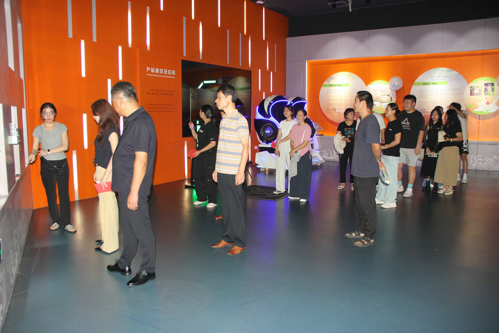 20250819情系职工子女  助力梦想启航——洁晶集团举行职工子女高考奖学金发放仪式7_1